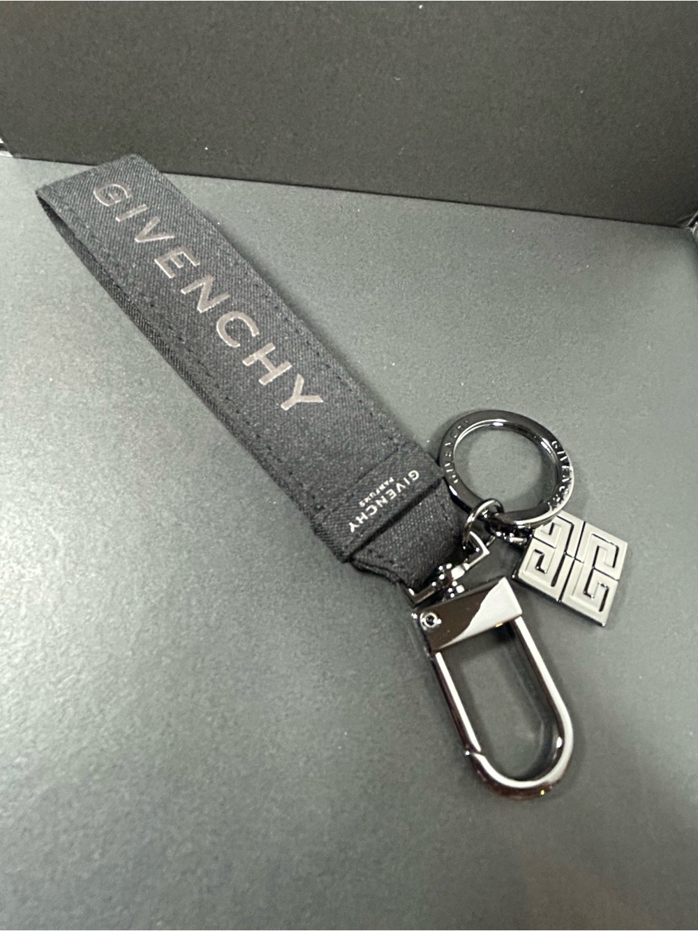 Givechy Gift Keychain - Picture 1 of 8